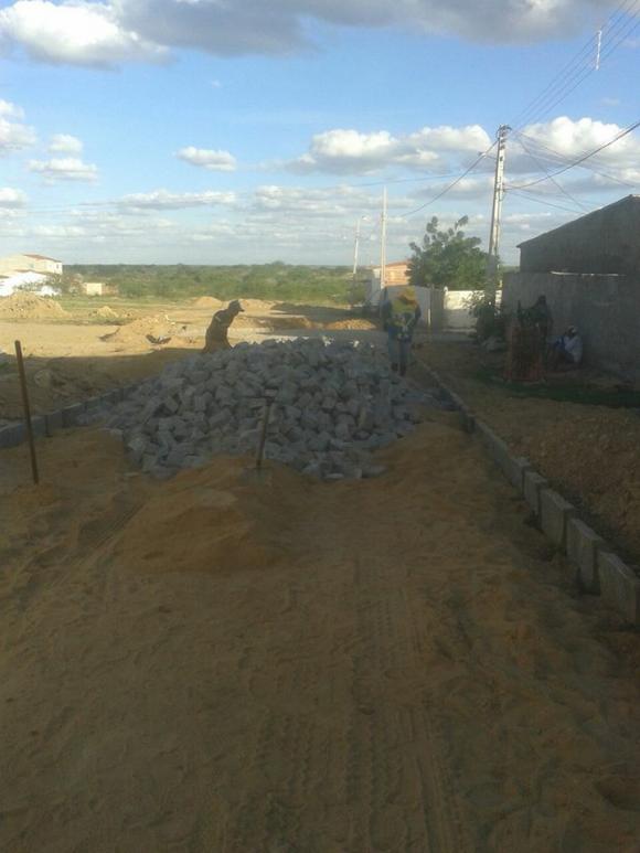 PREFEITURA AMPLIA REDE DE CALÇAMENTOS - CONFIRA